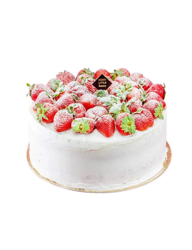 Cake with strawberries - Moms Little Bakery